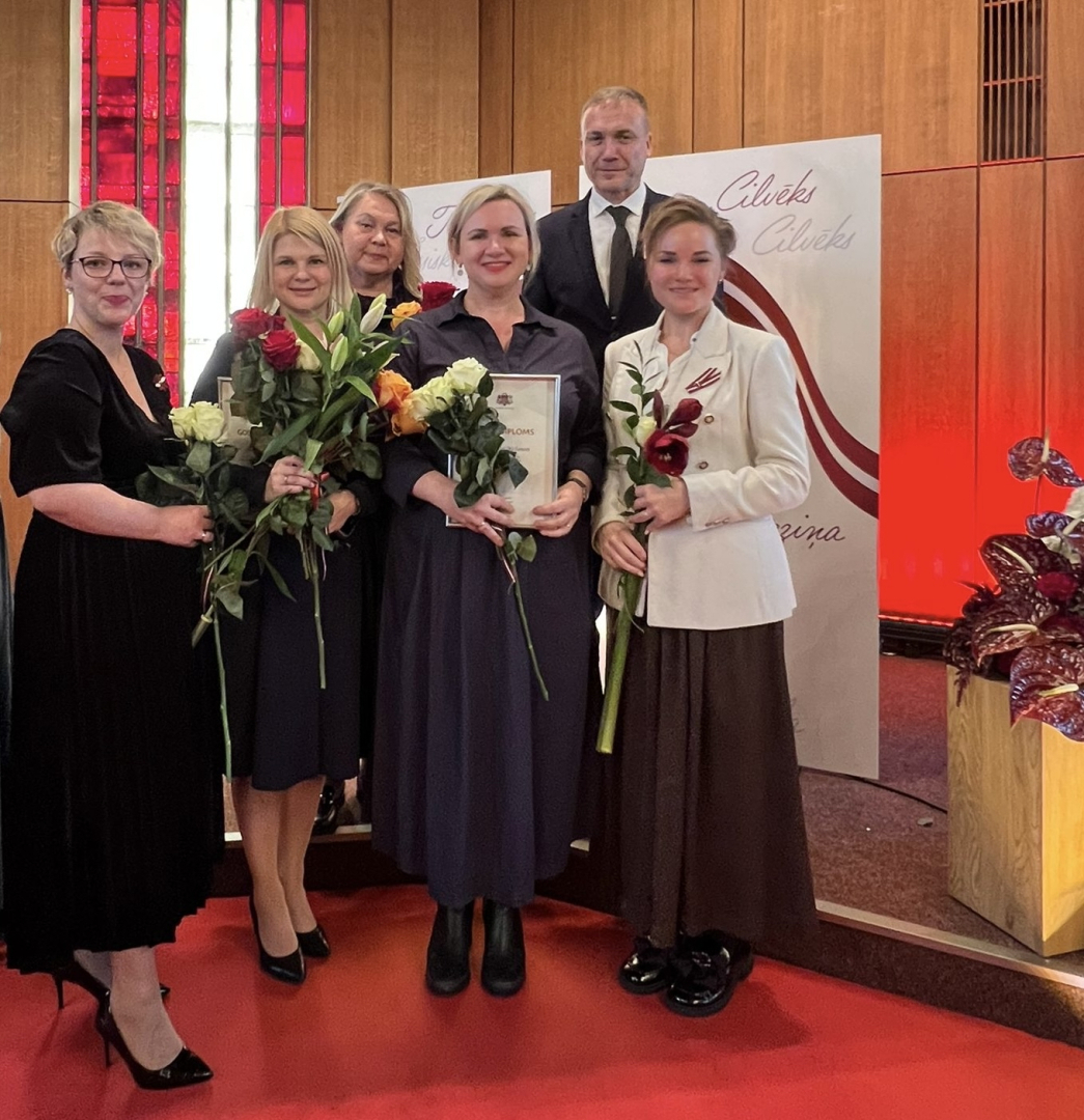 Attēlā redzami Tiesu administrācijas darbinieki, kuri saņēma apbalvojumus