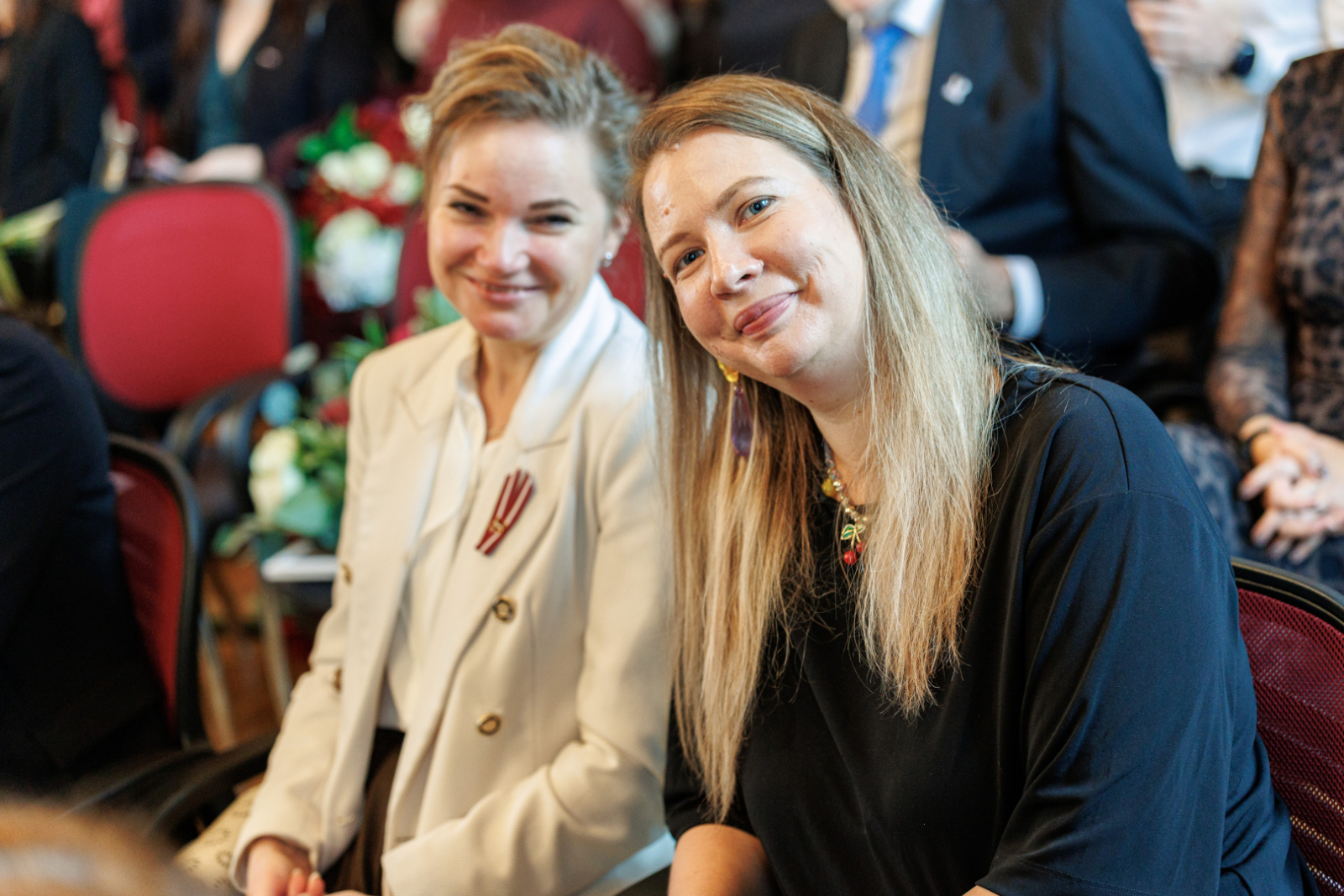 Attēlā redzama apbalvojuma saņēmējas