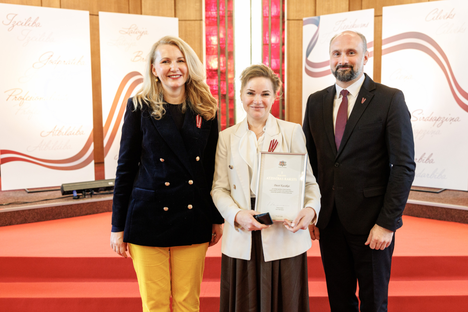 Attēlā redzama apbalvojuma saņēmēja 