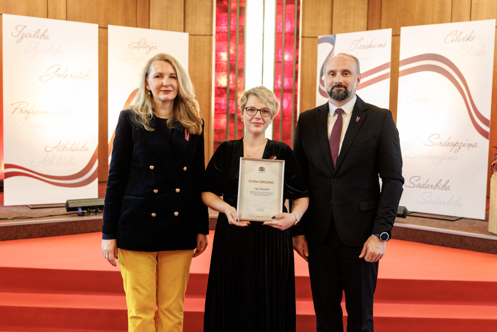 Attēlā redzama apbalvojuma saņēmēja 
