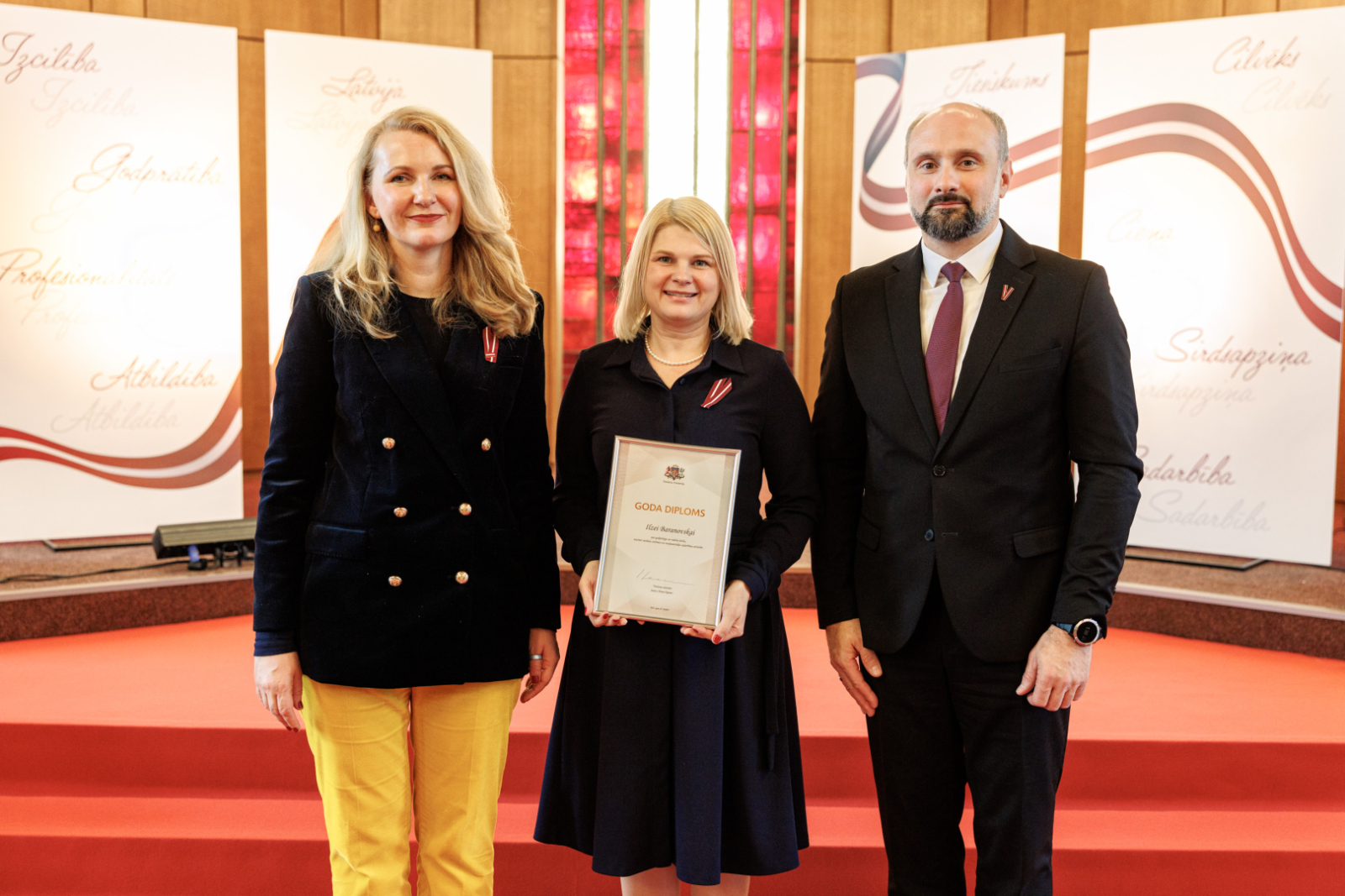 Attēlā redzama apbalvojuma saņēmēja 