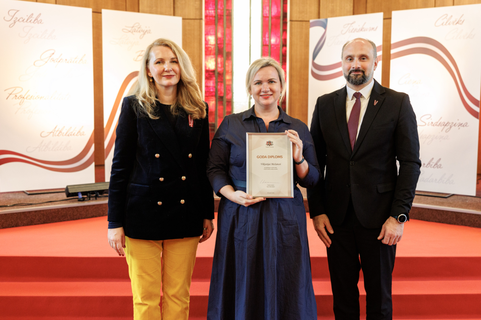 Attēlā redzama apbalvojuma saņēmēja 