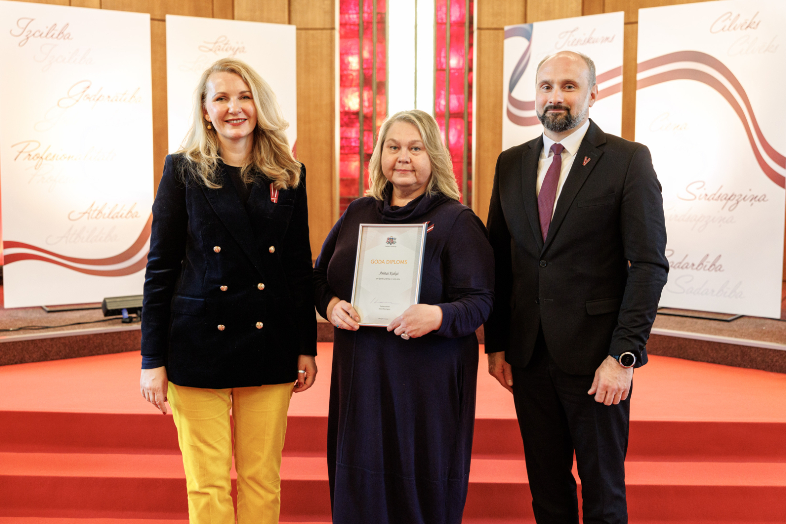 Attēlā redzama apbalvojuma saņēmēja 