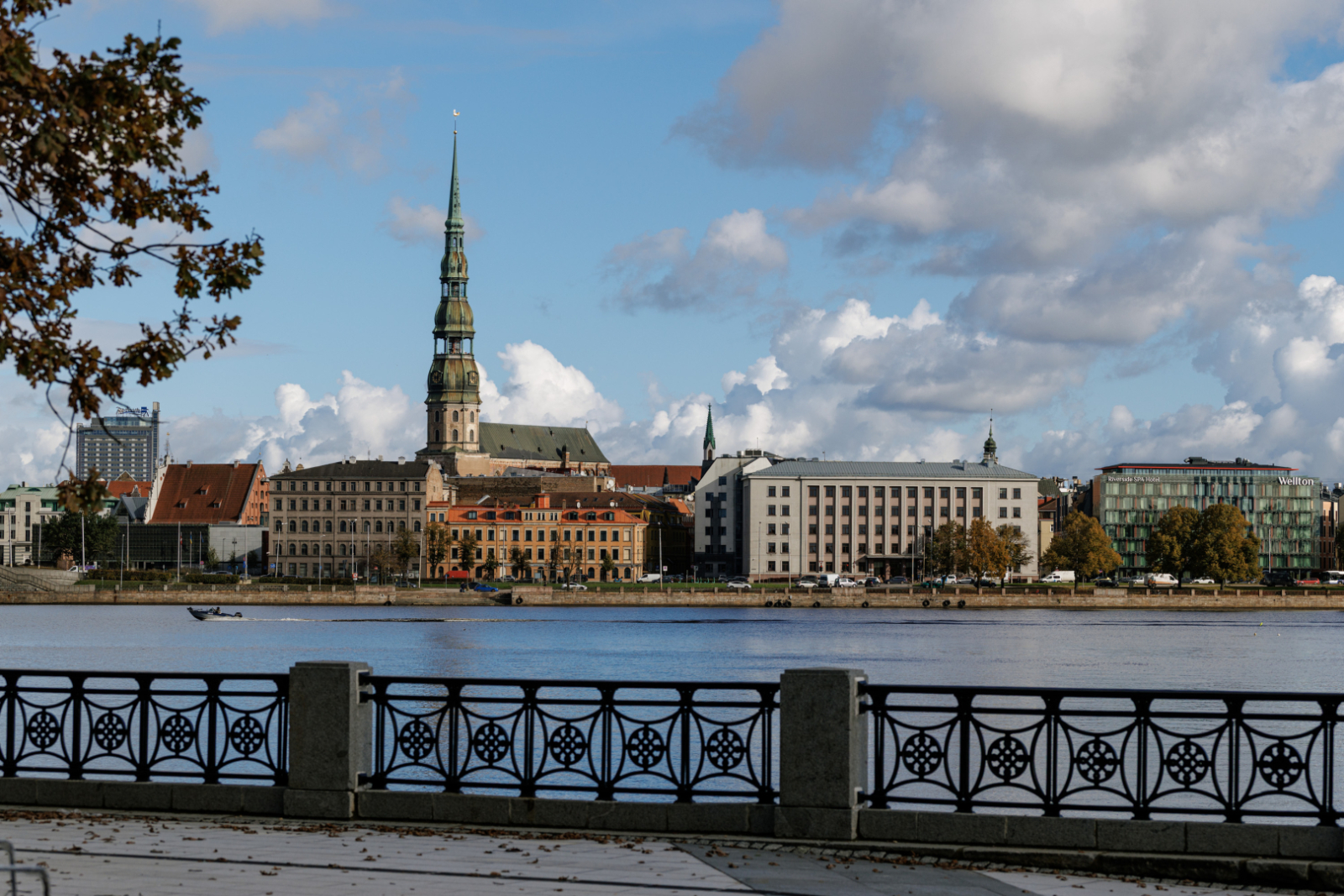 Attēlā redzama Rīgas panorāma ar Baznīcu,