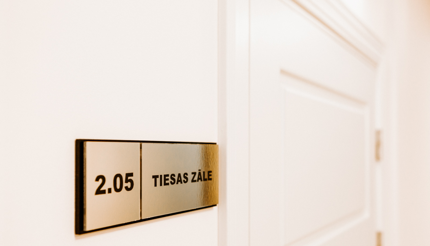 Tiesas zāles plāksne ar uzrakstu Tiesas zāle