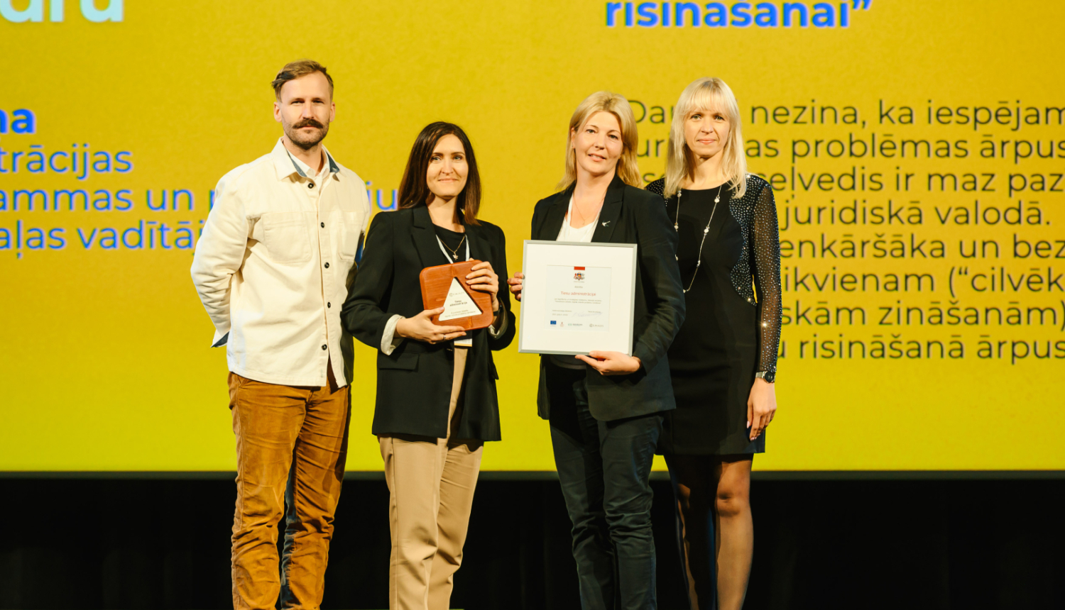 Attēlā redzama balvu saņemšana