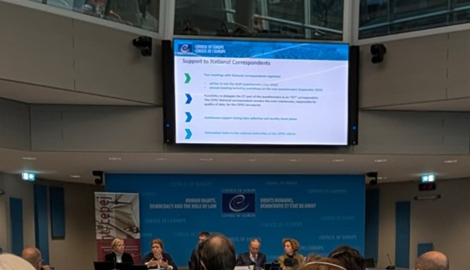 Attēlā konferenču zāle ar dalībniekiem