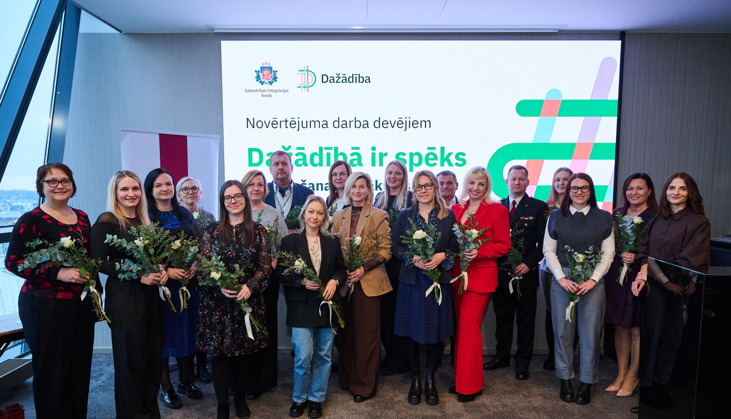 Attēlā redzami apbalvojuma saņēmēji