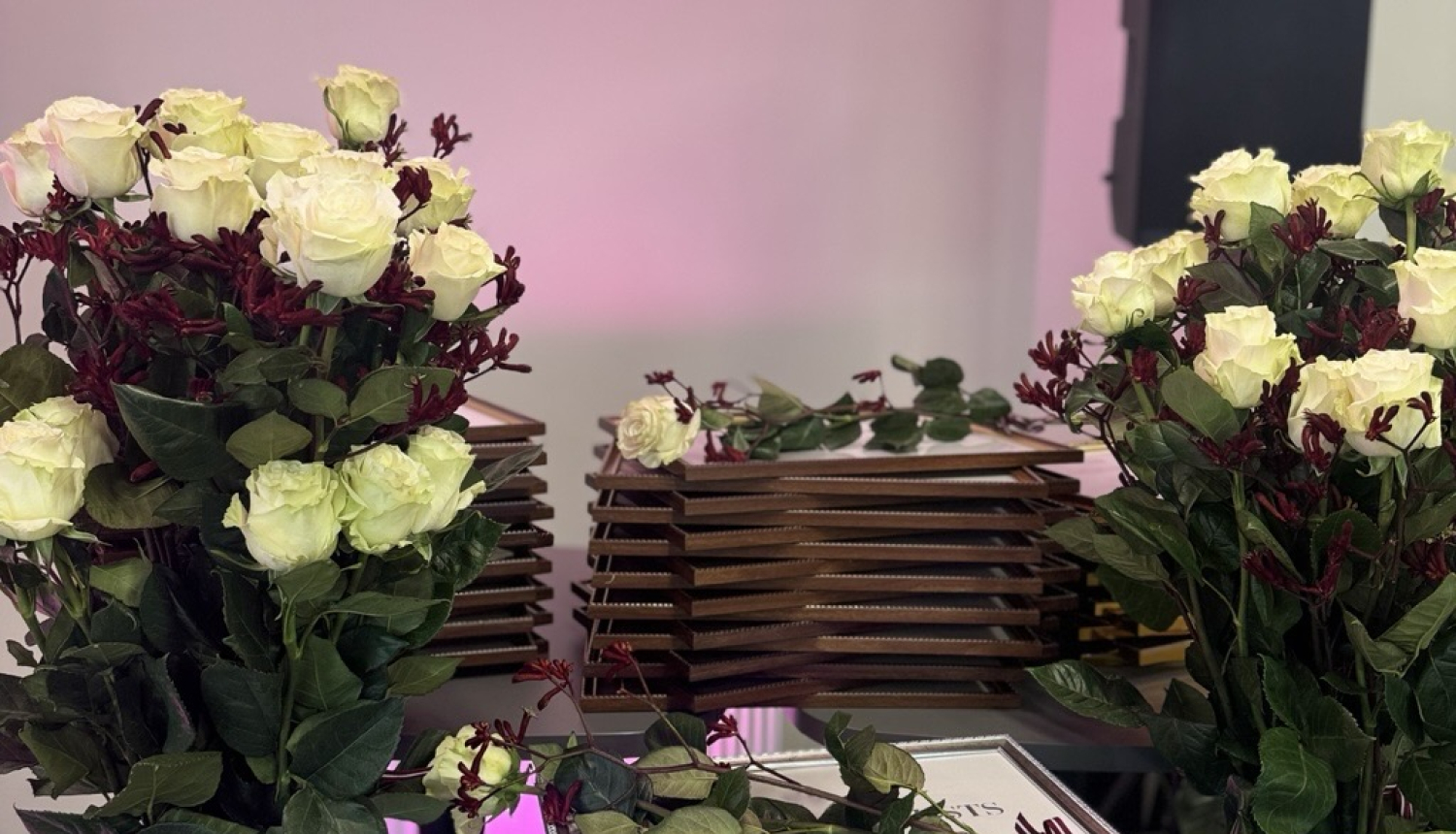 Attēlā redzami ziedi