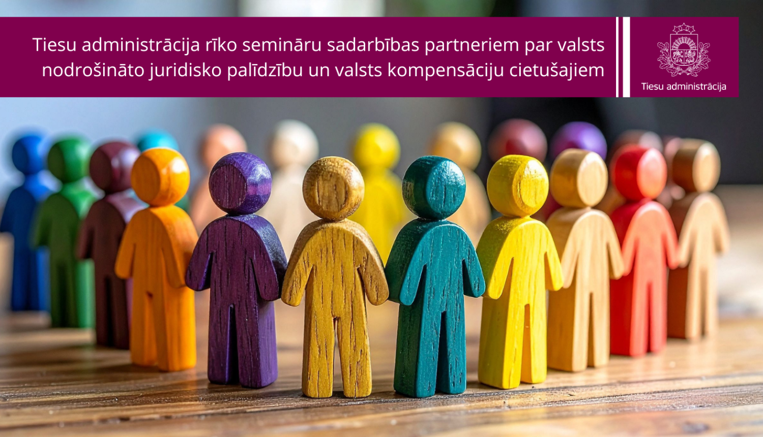 Attēlā redzamas koka figūras un teksts: "Tiesu administrācija rīko semināru sadarbības partneriem par valsts nodrošināto juridisko palīdzību un valsts kompensāciju cietušajiem"
