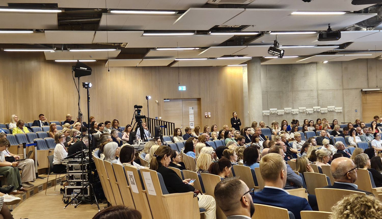 Attēlā konferenču zāle ar dalībniekiem