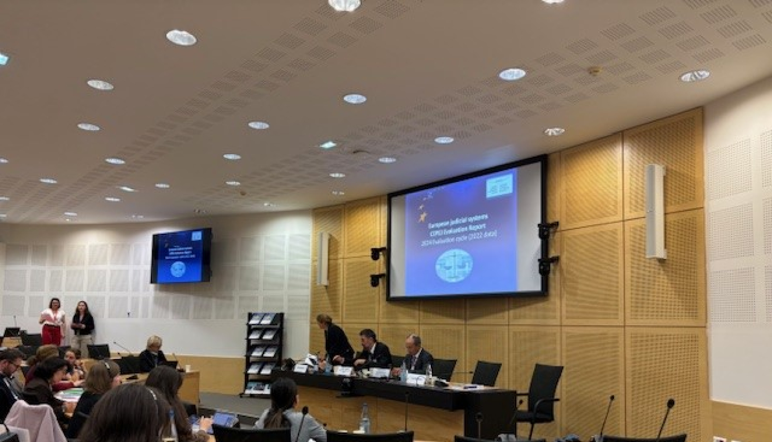 Attēlā konferenču zāle ar dalībniekiem