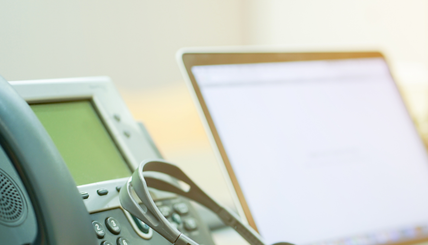 Attēlā attēlots telefons ar austiņām