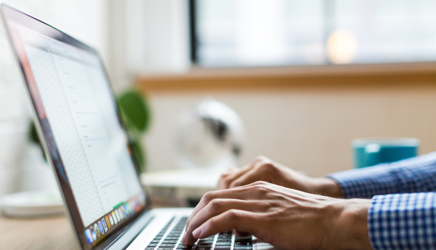 Vīrieetis lieto portatīvo datoru