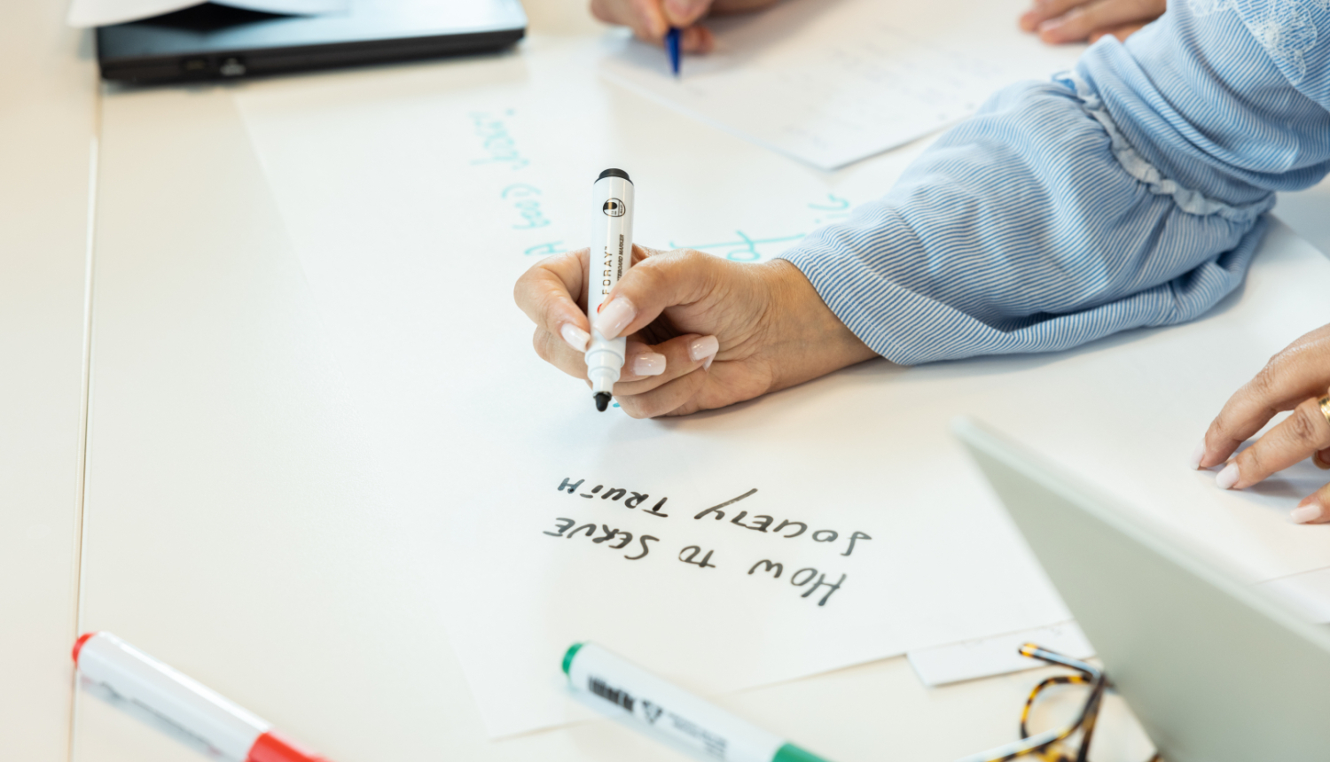 attēlā brilles ,cilvēks raksta