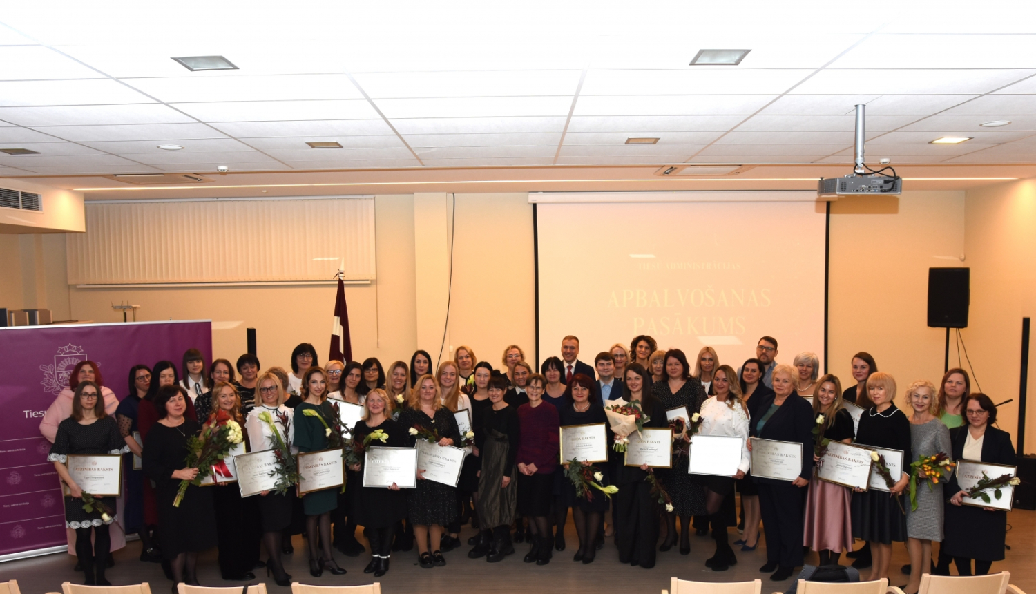 Attēlā attēloti Tiesu administrācijas apbalvošanas pasākuma dalībnieki