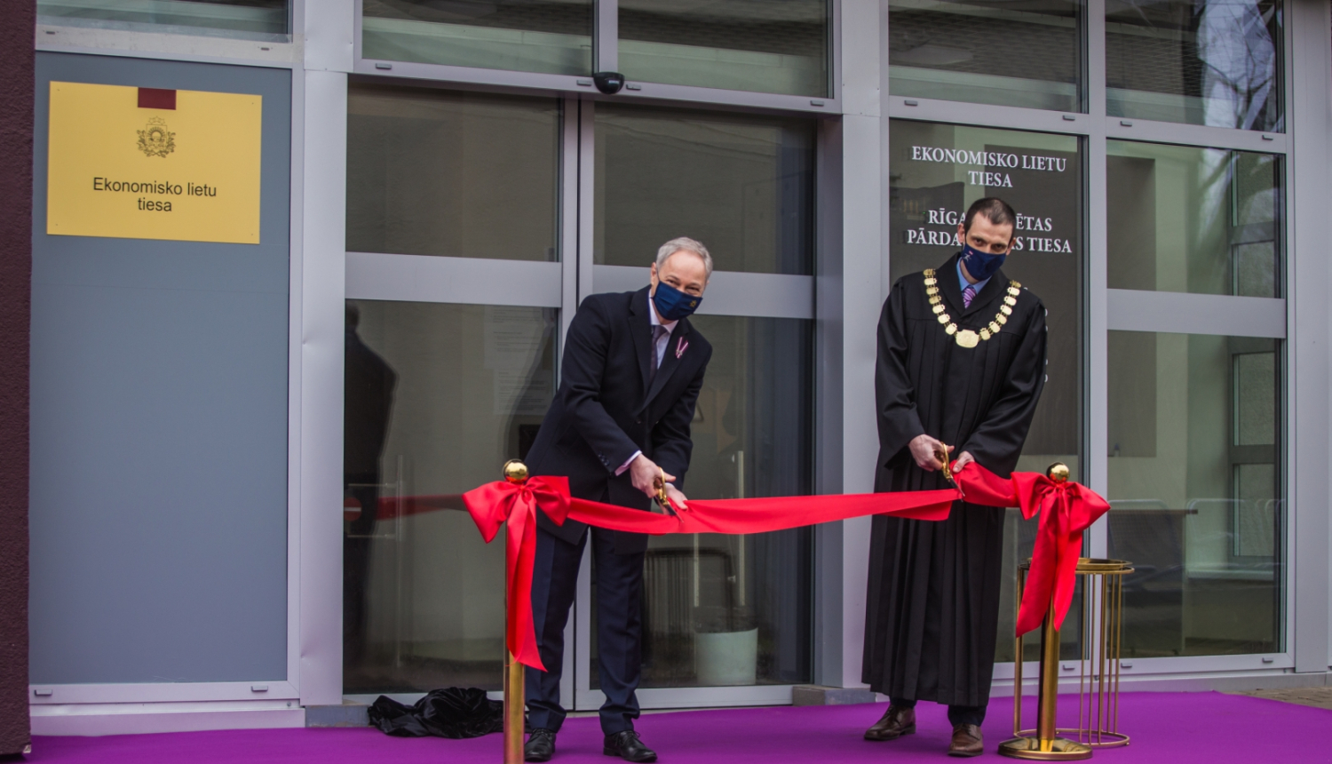 Tieslietu ministrs Jānis Bordāns, griežot atklāšanas lenti ar Ekonomisko lietu tiesas priekšsēdētāja pienākumu izpildītāju Miķeli Zumbergu