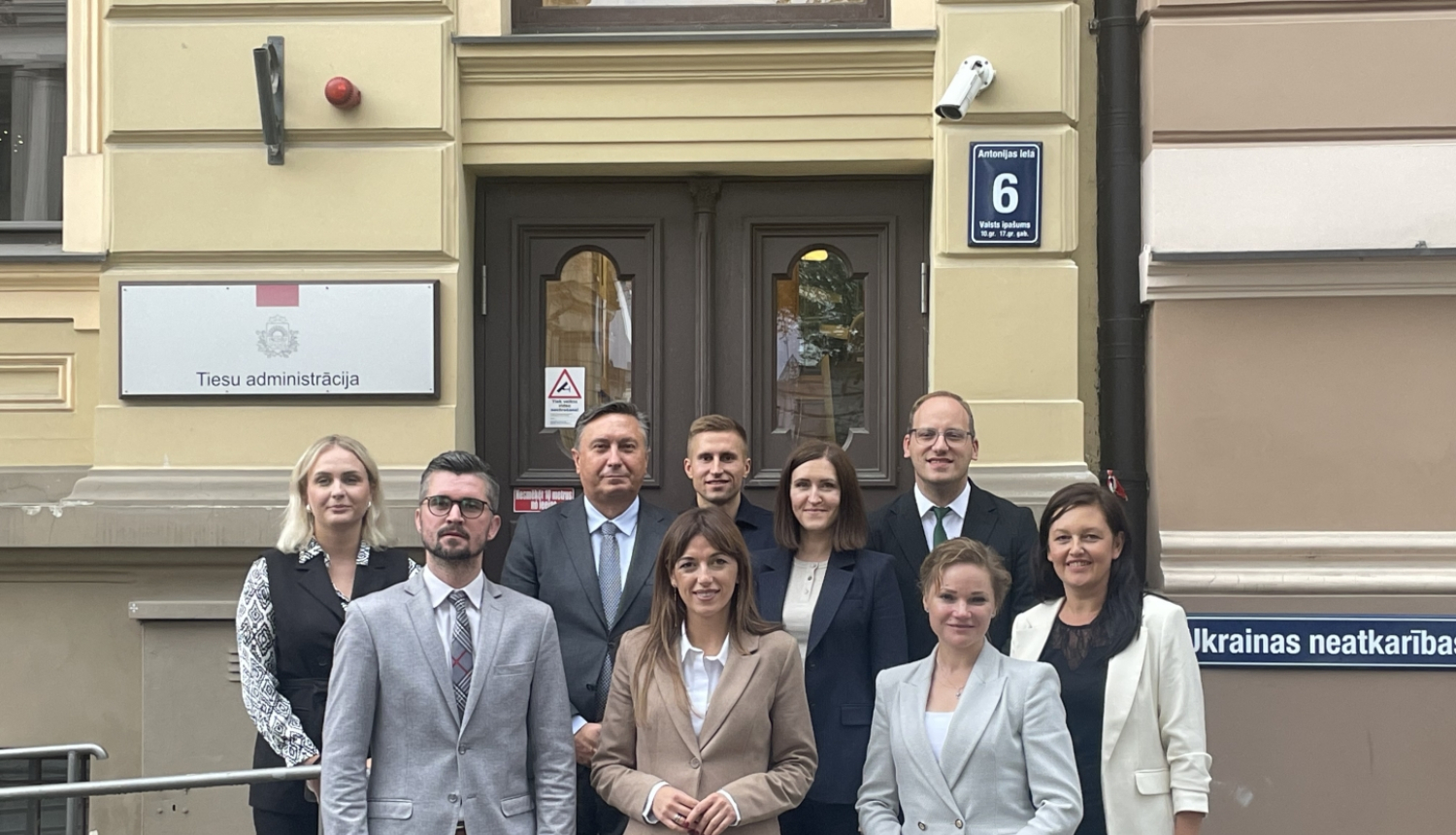 Kosovas tieslietu ministrijas pārstāvji pie Tiesu administācijas ēkas