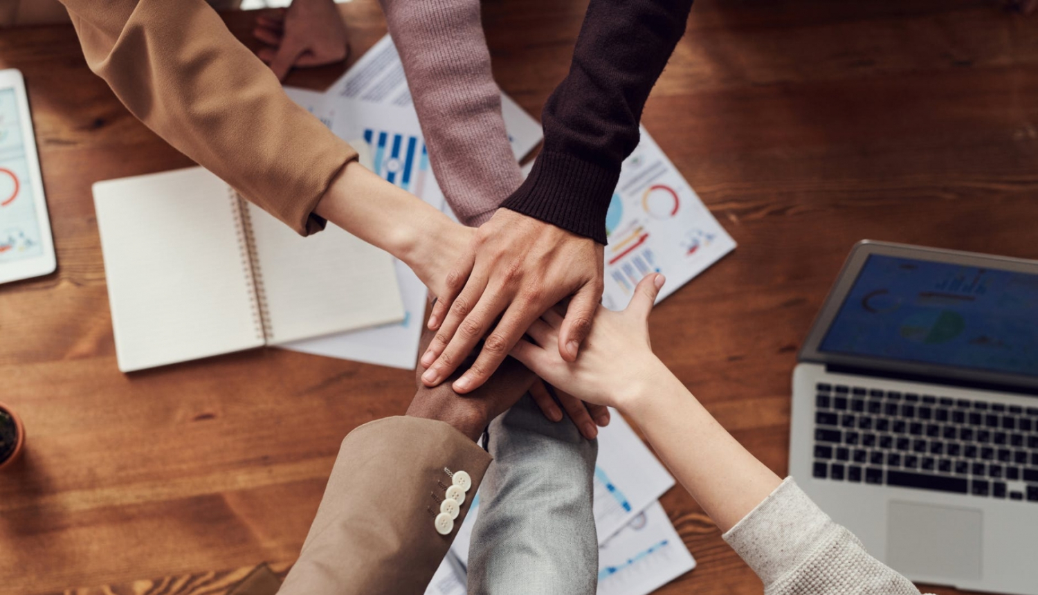 Sešas personas salikušas rokas vienu uz otras