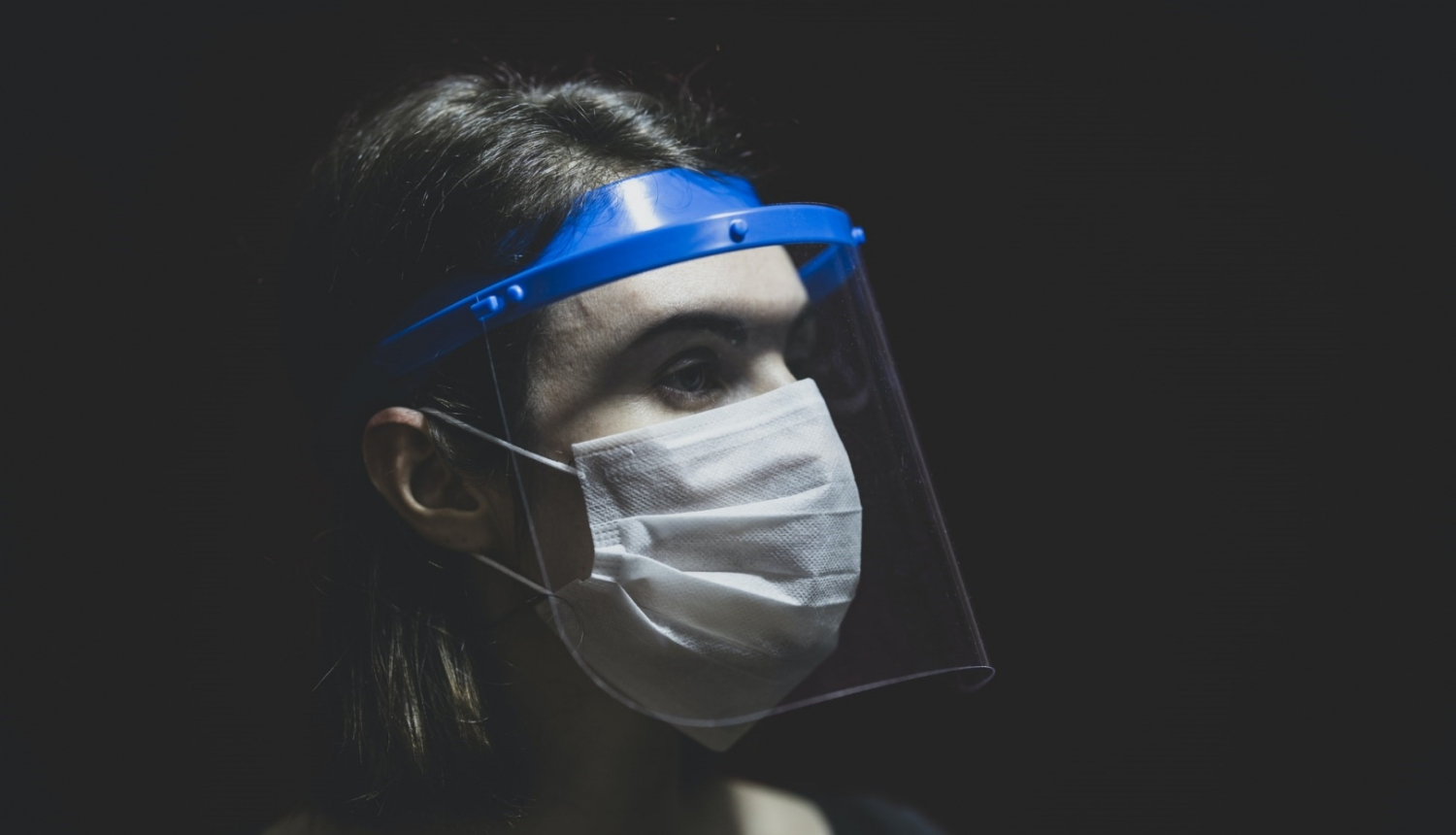 Sieviete ar sejas masku un sejas vairogu