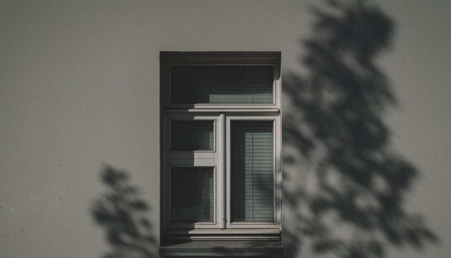 Ilustratīvs attēls ar ēkas logu