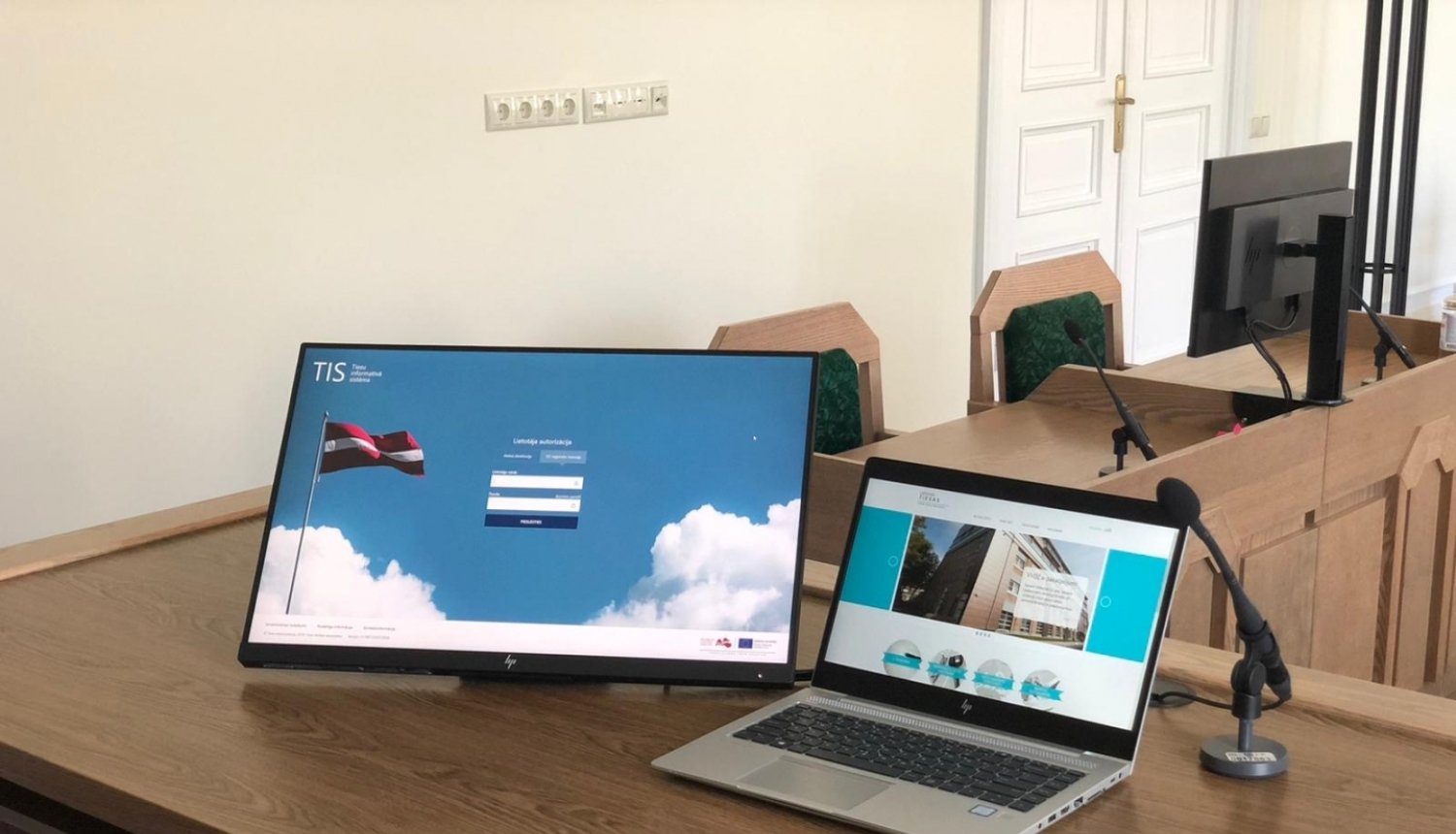 Uz galda novietots klēpjdators un monitors