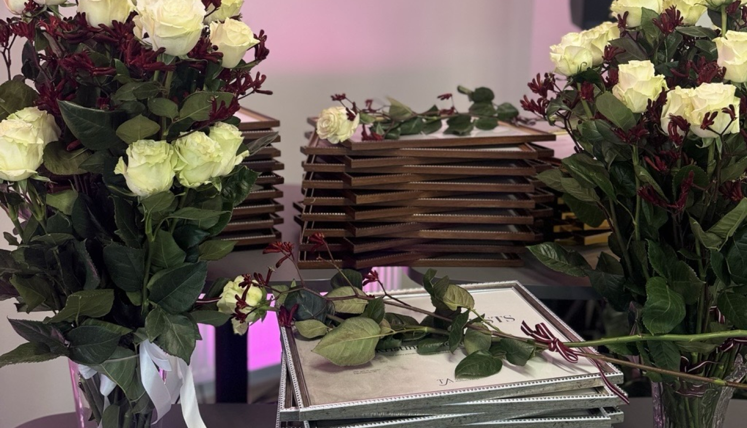 Attēlā redzami ziedi